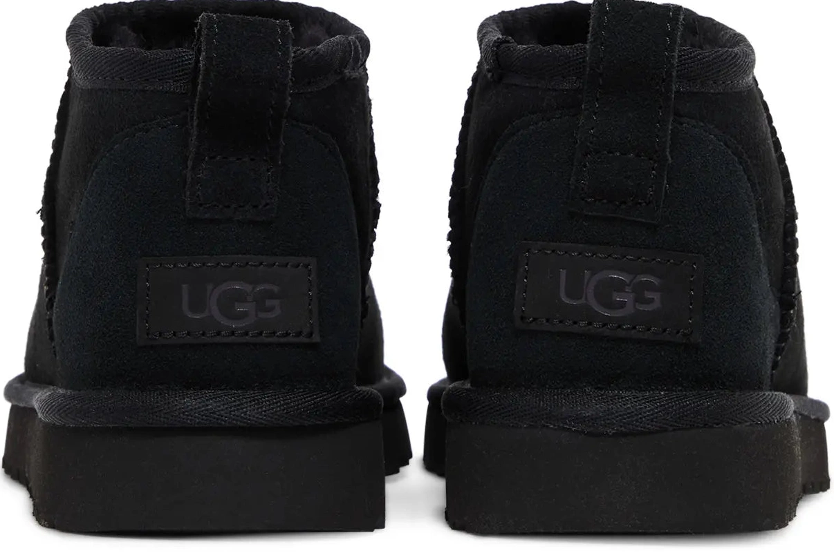 Classic W Ultra Black UGG Mini 0715